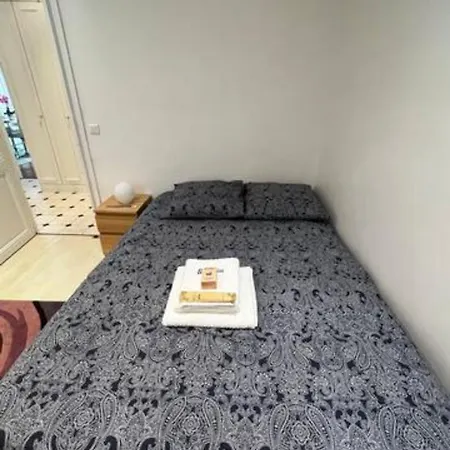 Eiffel Edge Escape 30 M From Eiffel Tower