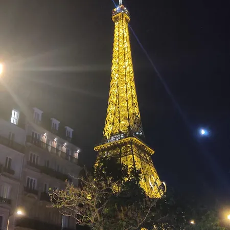 Séjour chez l'habitant Eiffel Edge Escape 30 M From Eiffel Tower Paris