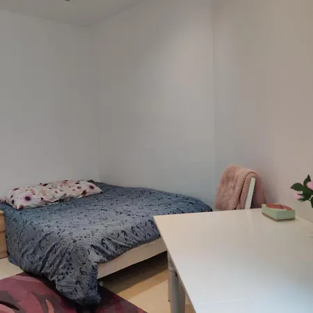 Eiffel Edge Escape 30 M From Eiffel Tower