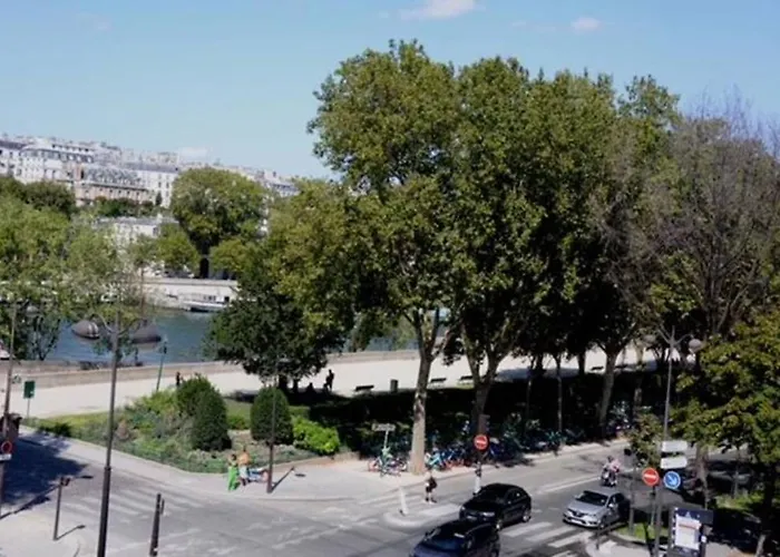 Eiffel Edge Escape 30 M From Eiffel Tower *