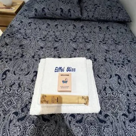 Eiffel Edge Escape 30 M From Eiffel Tower Paryż