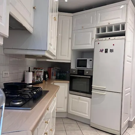 Eiffel Edge Escape 30 M From Eiffel Tower Paryż