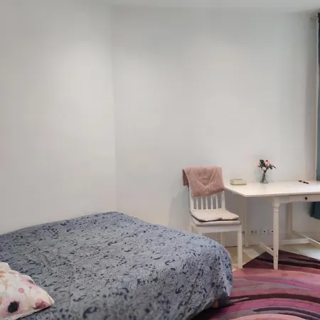Eiffel Edge Escape 30 M From Eiffel Tower Homestay *