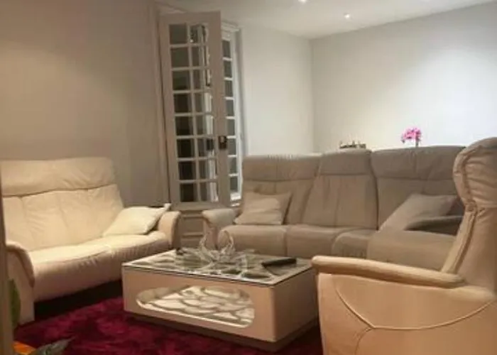 Habitación en casa particular Eiffel Edge Escape 30 M From Eiffel Tower París