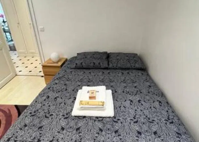 Eiffel Edge Escape 30 M From Eiffel Tower