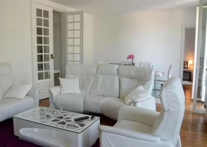 Habitación en casa particular Eiffel Edge Escape 30 M From Eiffel Tower París