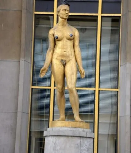 Eiffel Edge Escape 30 M From Eiffel Tower * París