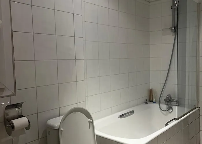 Habitación en casa particular Eiffel Edge Escape 30 M From Eiffel Tower París