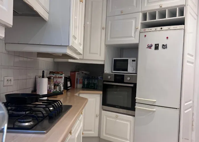 Eiffel Edge Escape 30 M From Eiffel Tower París