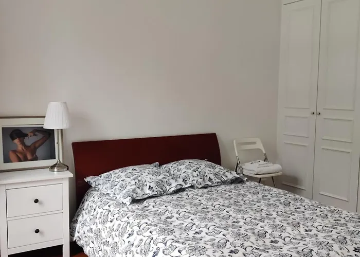 Eiffel Edge Escape 30 M From Eiffel Tower * París