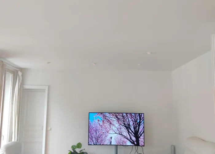 Eiffel Edge Escape 30 M From Eiffel Tower *