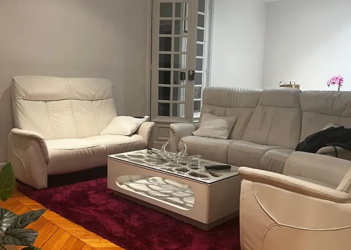 Eiffel Edge Escape 30 M From Eiffel Tower París