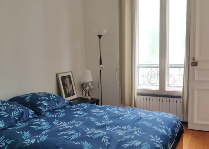 Eiffel Edge Escape 30 M From Eiffel Tower Parigi