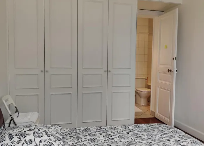 Eiffel Edge Escape 30 M From Eiffel Tower