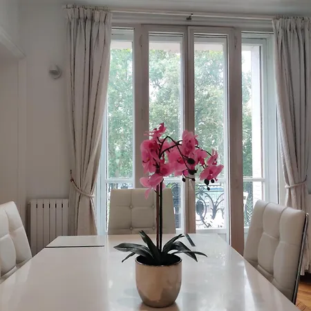 Eiffel Edge Escape 30 M From Eiffel Tower