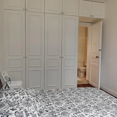 Eiffel Edge Escape 30 M From Eiffel Tower