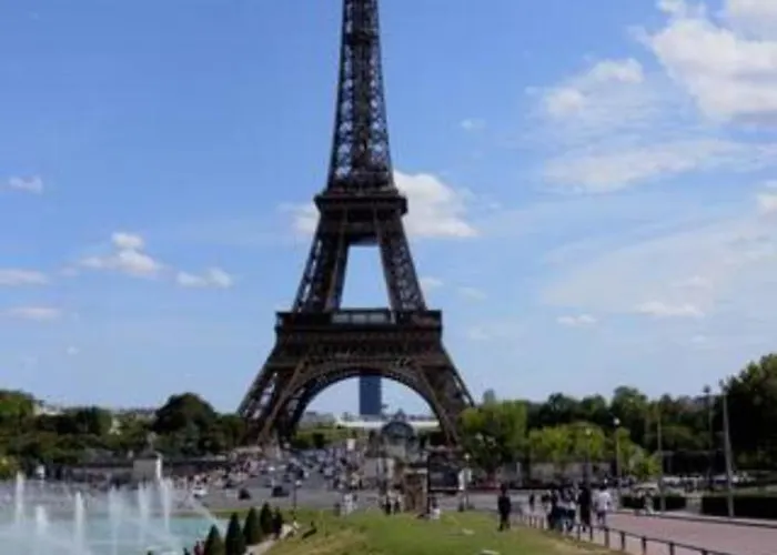 Habitación en casa particular Eiffel Edge Escape 30 M From Eiffel Tower París