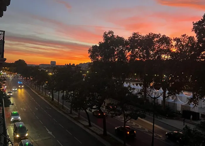 Eiffel Edge Escape 30 M From Eiffel Tower París