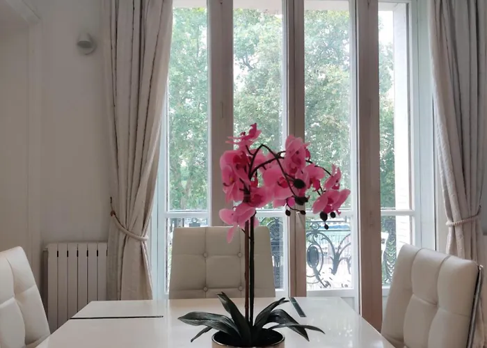 Eiffel Edge Escape 30 M From Eiffel Tower