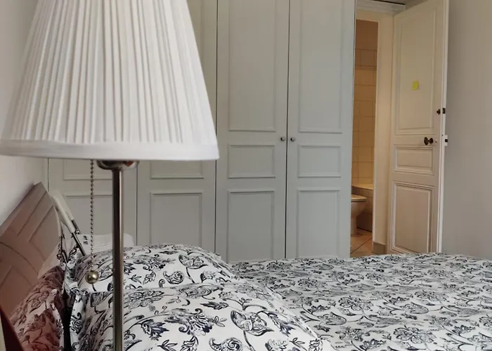 Habitación en casa particular Eiffel Edge Escape 30 M From Eiffel Tower París